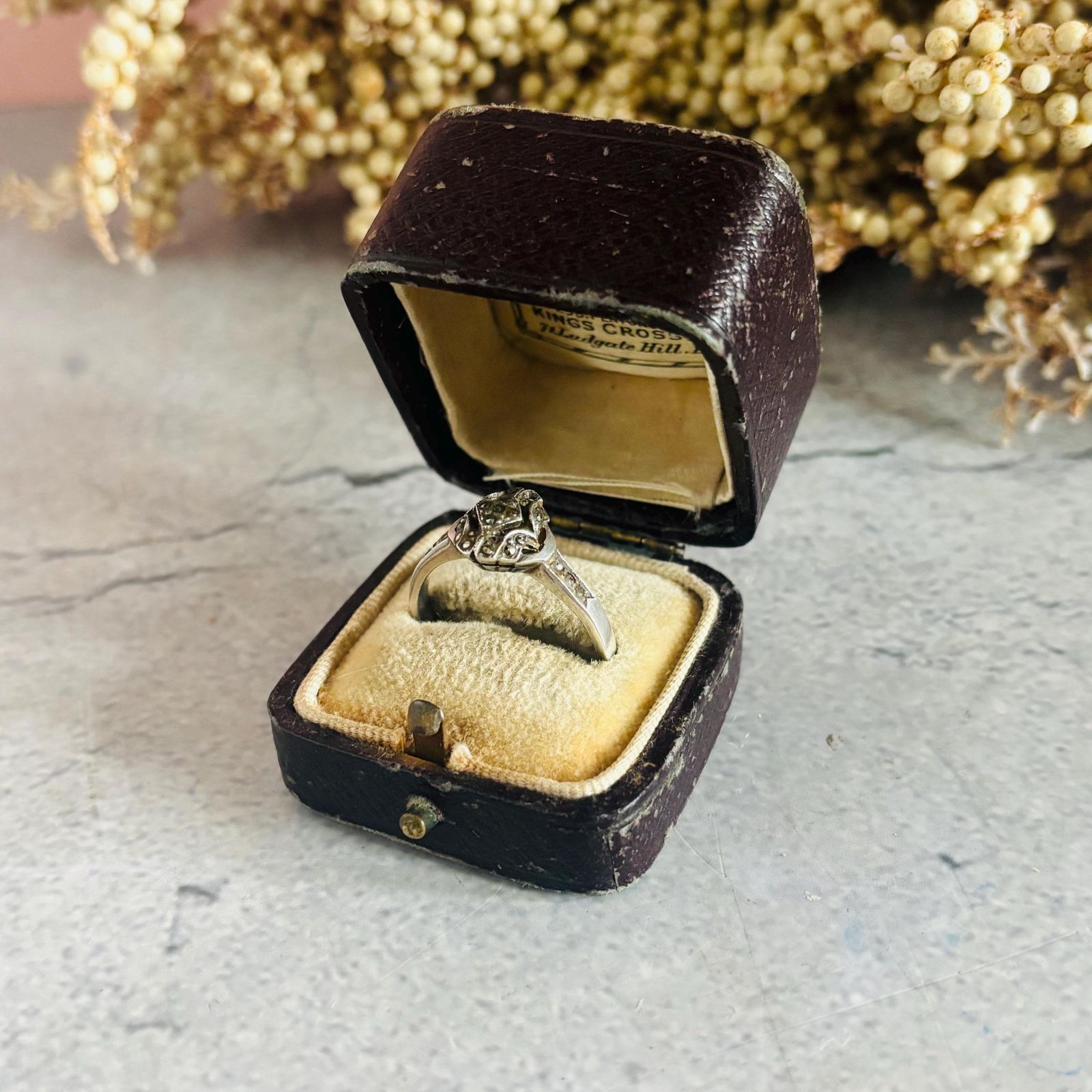Woonaccessoires Antiek Geboetseerd Leren Sieradendoosje, Ring en Oorbellenhouder photo