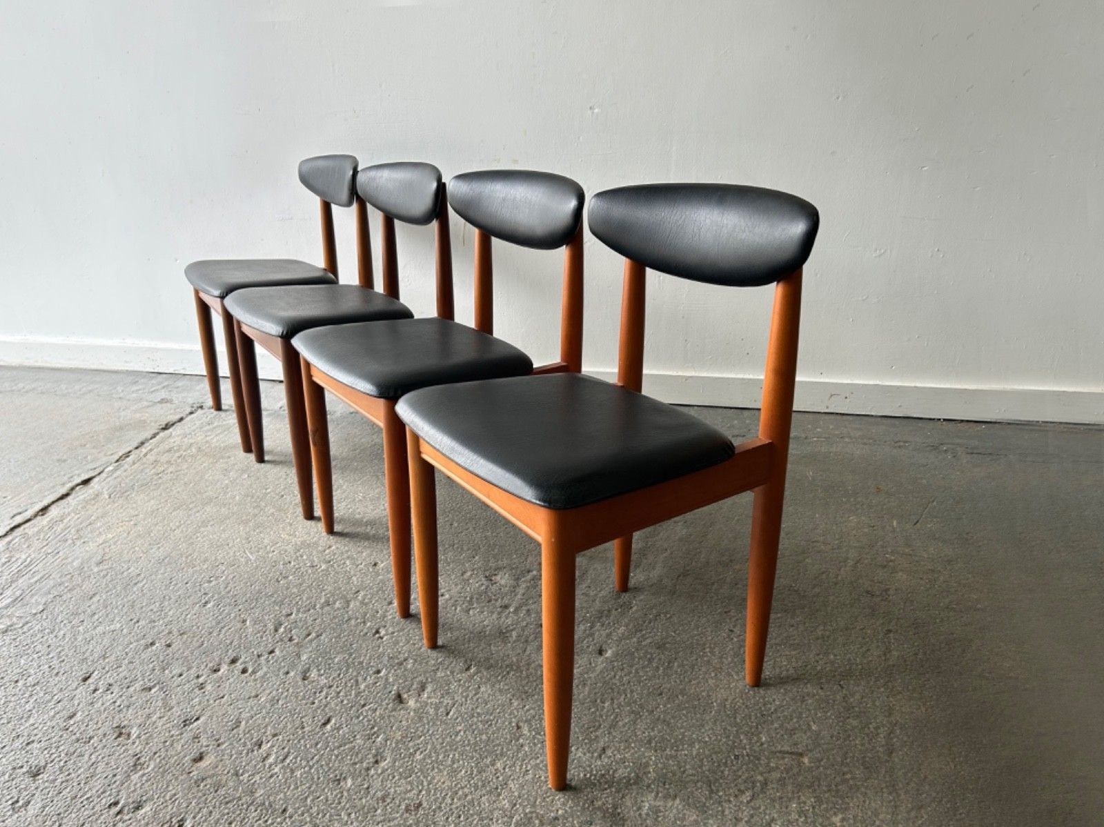 1960s–1970s Schreiber Mid Century Extending Dining Table And Chair Set photo vinterior