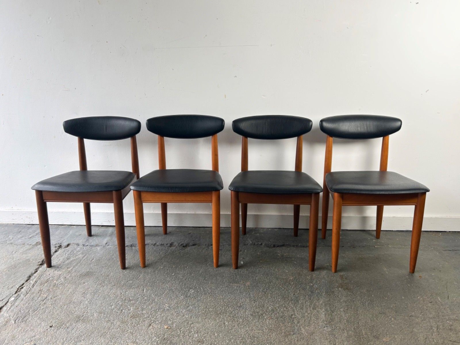 photo furniture 1960s–1970s Schreiber Mid Century Extending Dining Table And Chair Set
