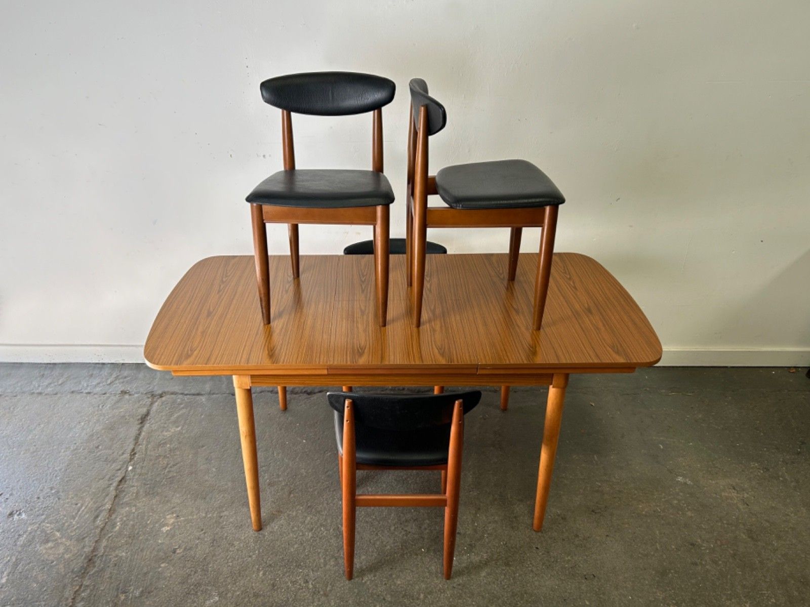 photo vinterior 1960s–1970s Schreiber Mid Century Extending Dining Table And Chair Set