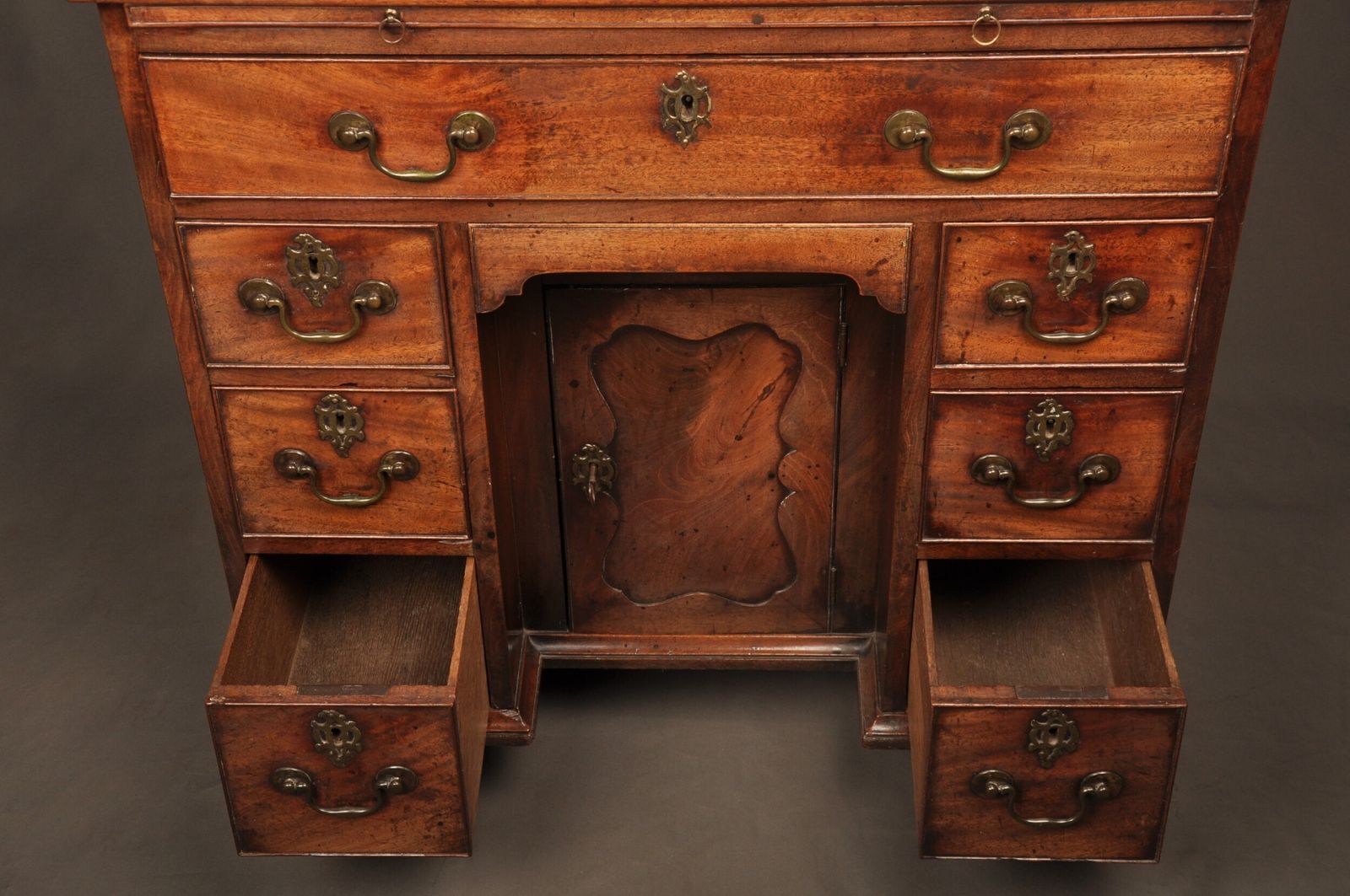 photo furniture Fine Quality 18th Century Mahogany Kneehole Desk