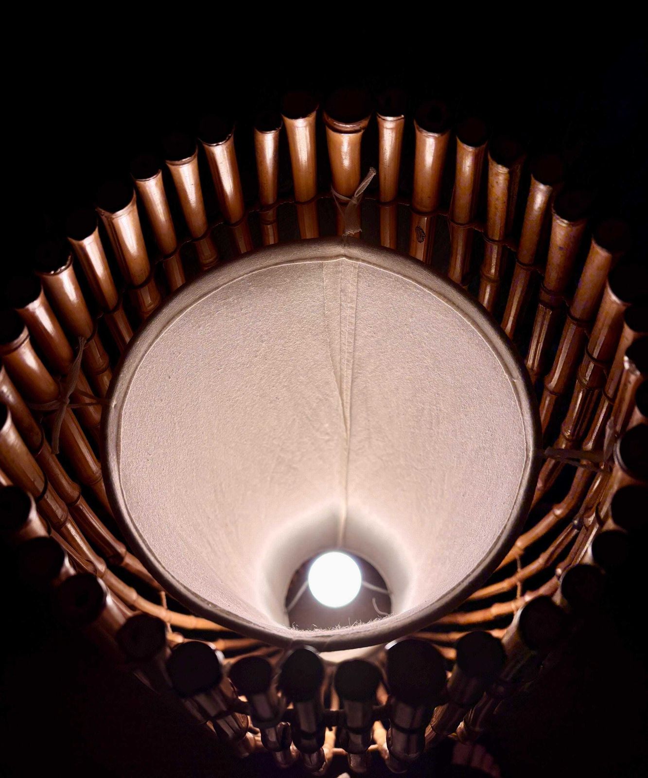 photo furniture Hoge Italiaanse vloerlamp van bamboe en rotan uit het mid-century tijdperk