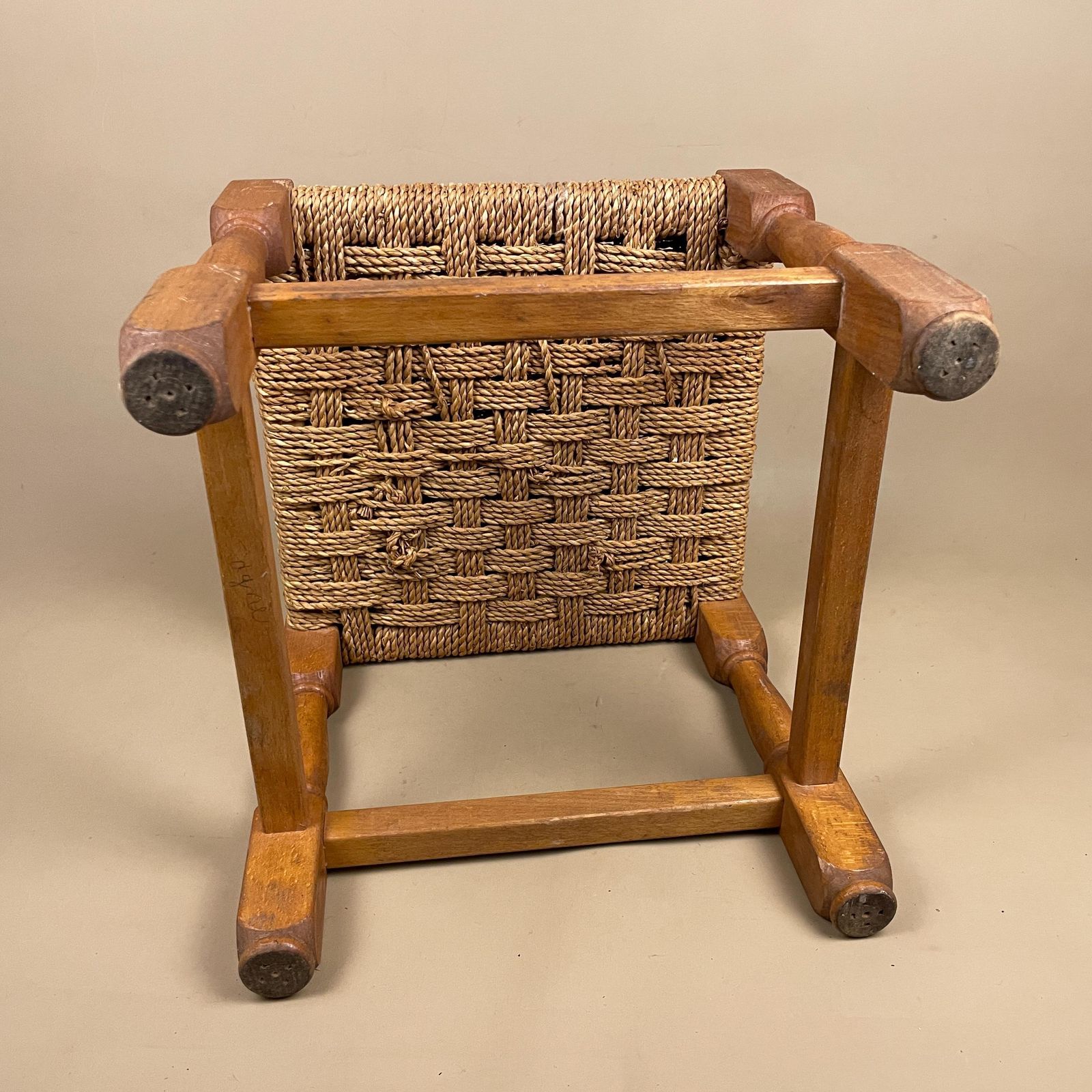 photo furniture Antique Wooden Foot Stool Woven String Wood Cottage Furniture Square Brown Hallway Seat 29x30x30cm Footstool Bench Natural Rush Seat