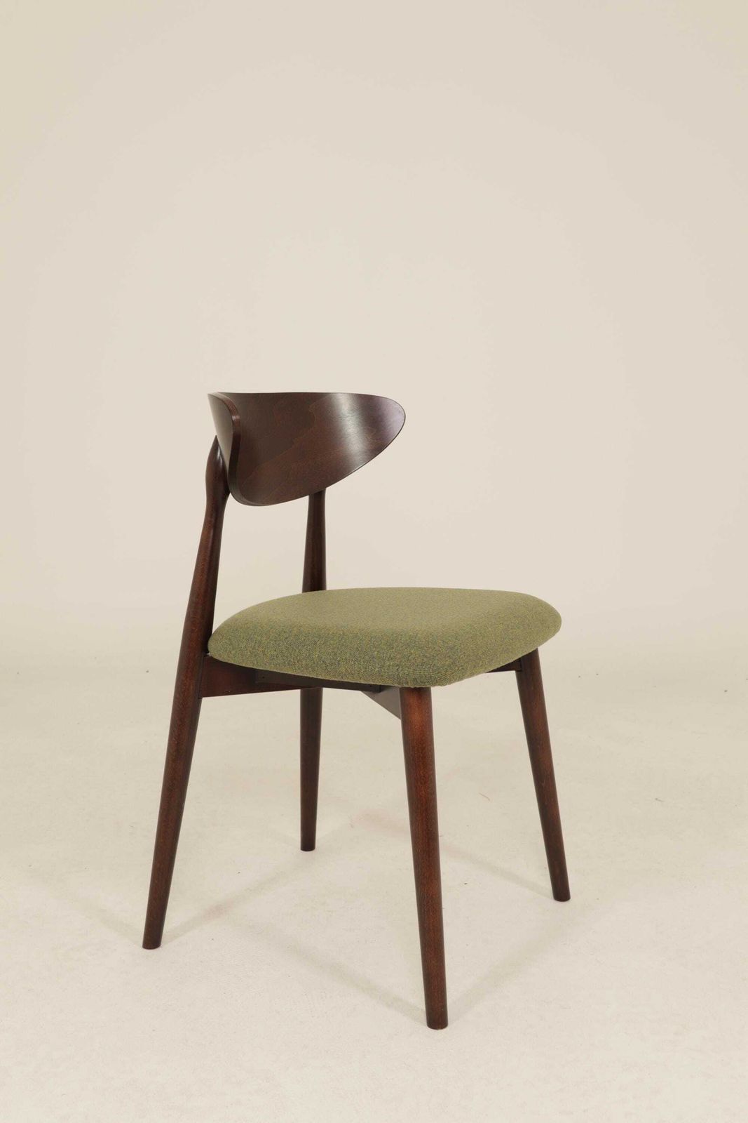 Set van 2 eetkamerstoelen, avocadogroen bouclé en donker walnootkleurig beukenhout photo vintage