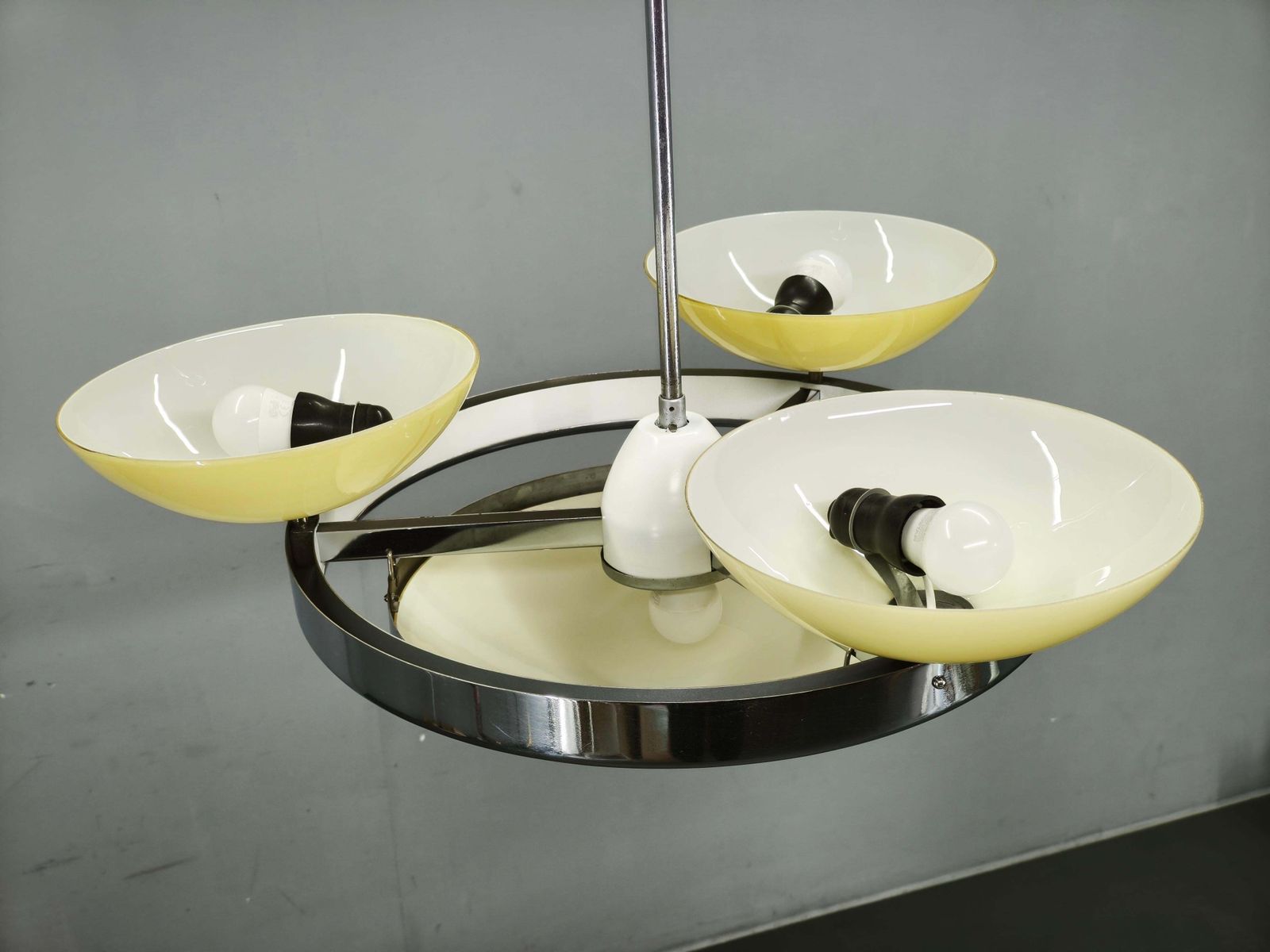 916.0 Tsjechische art deco hanglamp van opalineglas, jaren 1940 photo