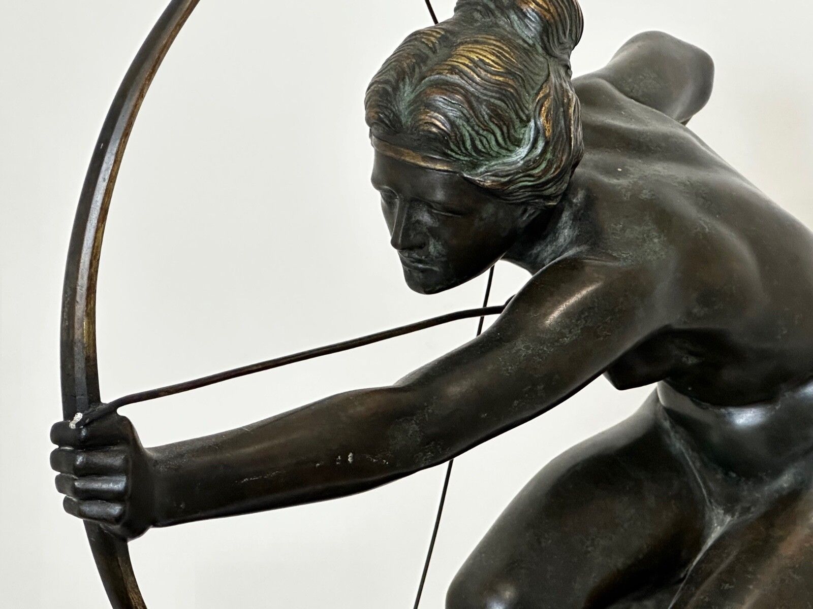 photo furniture Art Deco bronzen sculptuur, klassieke mythologie, Diana de Jageres, gesigneerd door Rudolph Henn