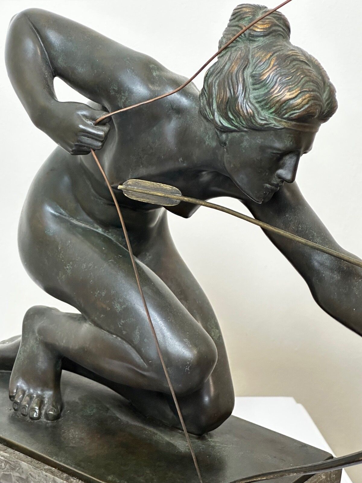photo for sale Art Deco bronzen sculptuur, klassieke mythologie, Diana de Jageres, gesigneerd door Rudolph Henn