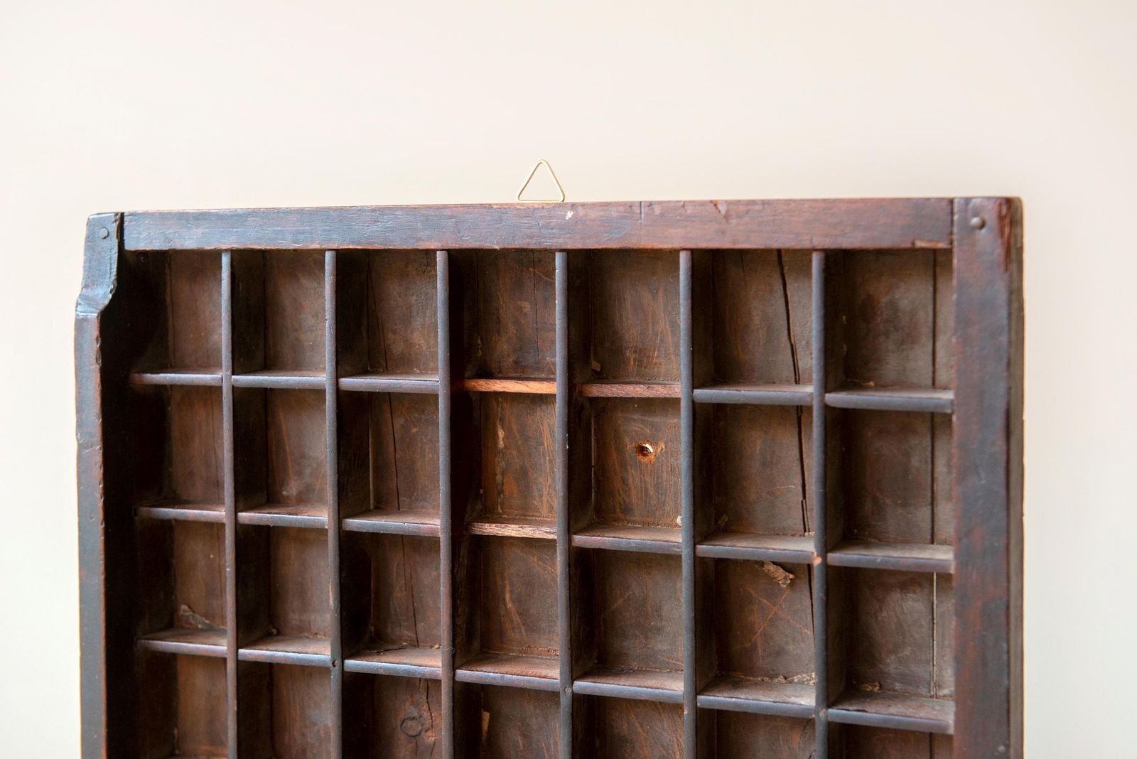 Antiek letterkastje | Houten drukkersbak | Vintage wanddecoratie photo Woonaccessoires