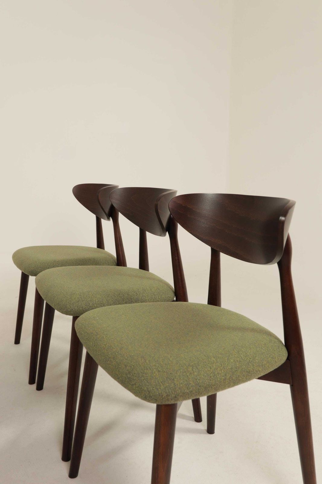 photo for sale Set van 4 moderne eetkamerstoelen, avocadogroen bouclé en donker walnootkleurig beukenhout