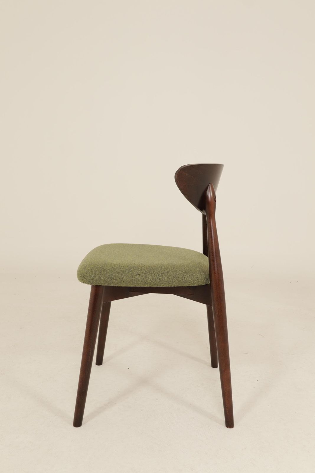Set van 6 moderne eetkamerstoelen – avocadogroen bouclé en donker walnootkleurig beukenhout photo Meubels