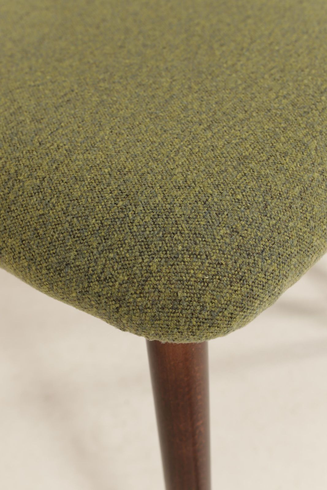 photo vinterior Set van 6 moderne eetkamerstoelen – avocadogroen bouclé en donker walnootkleurig beukenhout