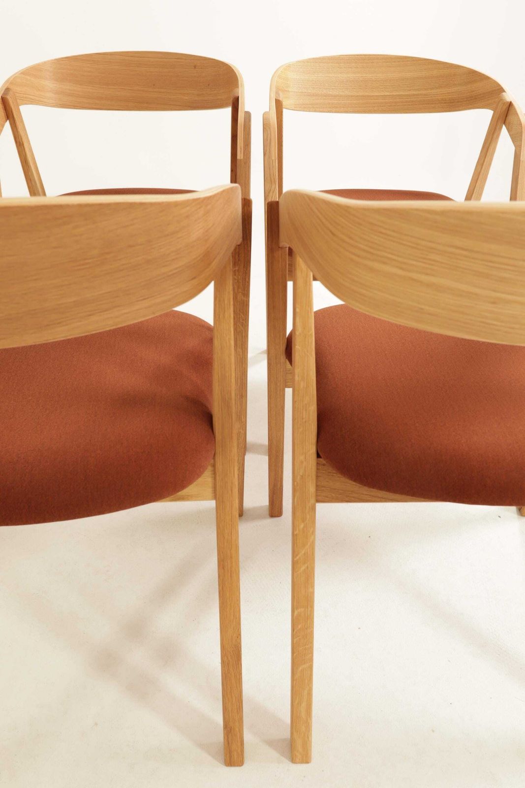 photo vinterior Set van 6 eiken stoelen – Naturel eiken & terracotta bekleding, mid-century modern design