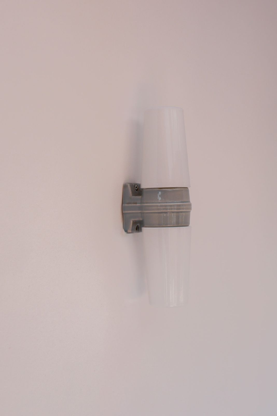 photo vinterior Grote mid-century modern lichtgrijze badkamerlamp van Sigvard Bernadotte