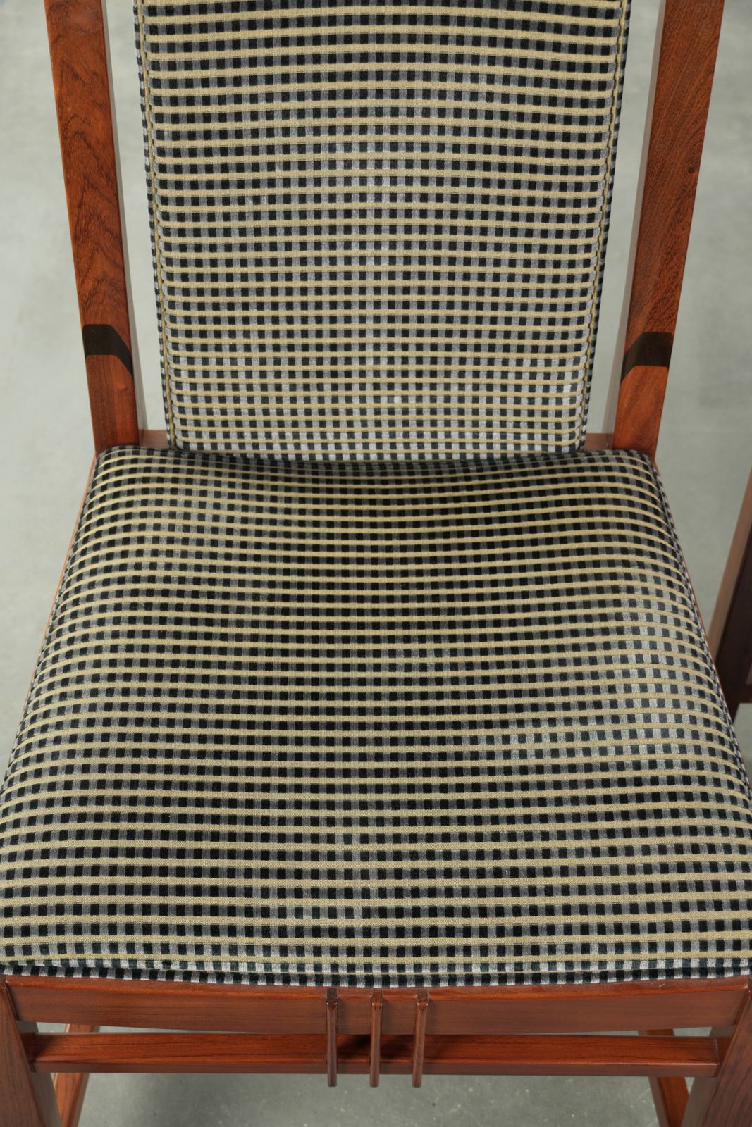 Set Of 4 Beautiful Art Deco Design Schuitema Dining Chairs With Wooden Frame And Luxurious Fabric Upholstery From The Decoforma Series. photo vinterior