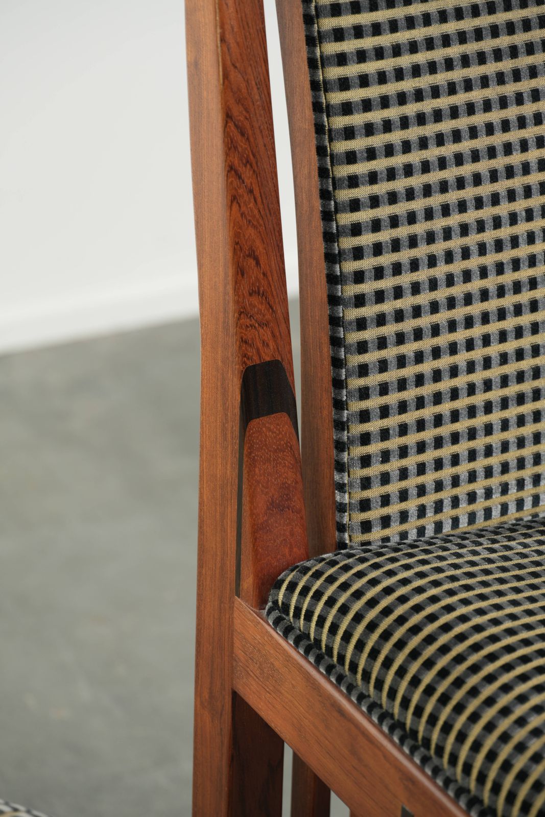 photo furniture Set Van 4 Art Deco Design Eetkamerstoelen Van Schuitema Met Houten Frame En Luxueuze Stofbekleding, Uit De Decoforma Serie.
