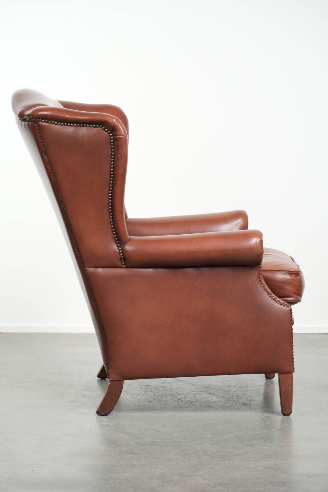 Comfortabele fauteuil met schelpvormige rugleuning in cognackleurig rundleer, Engelse stijl photo for sale