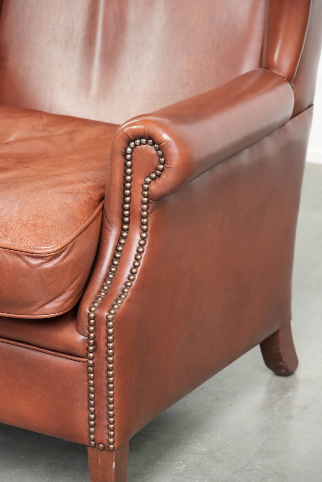 888.0 Comfortabele fauteuil met schelpvormige rugleuning in cognackleurig rundleer, Engelse stijl photo