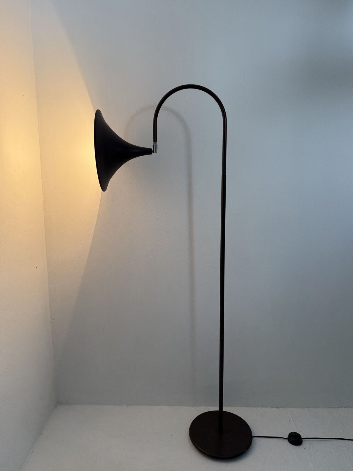 photo vinterior Hala Zeist Trumpet Brown Minimalist Vloerlamp, Jaren 1970, Nederlands Design