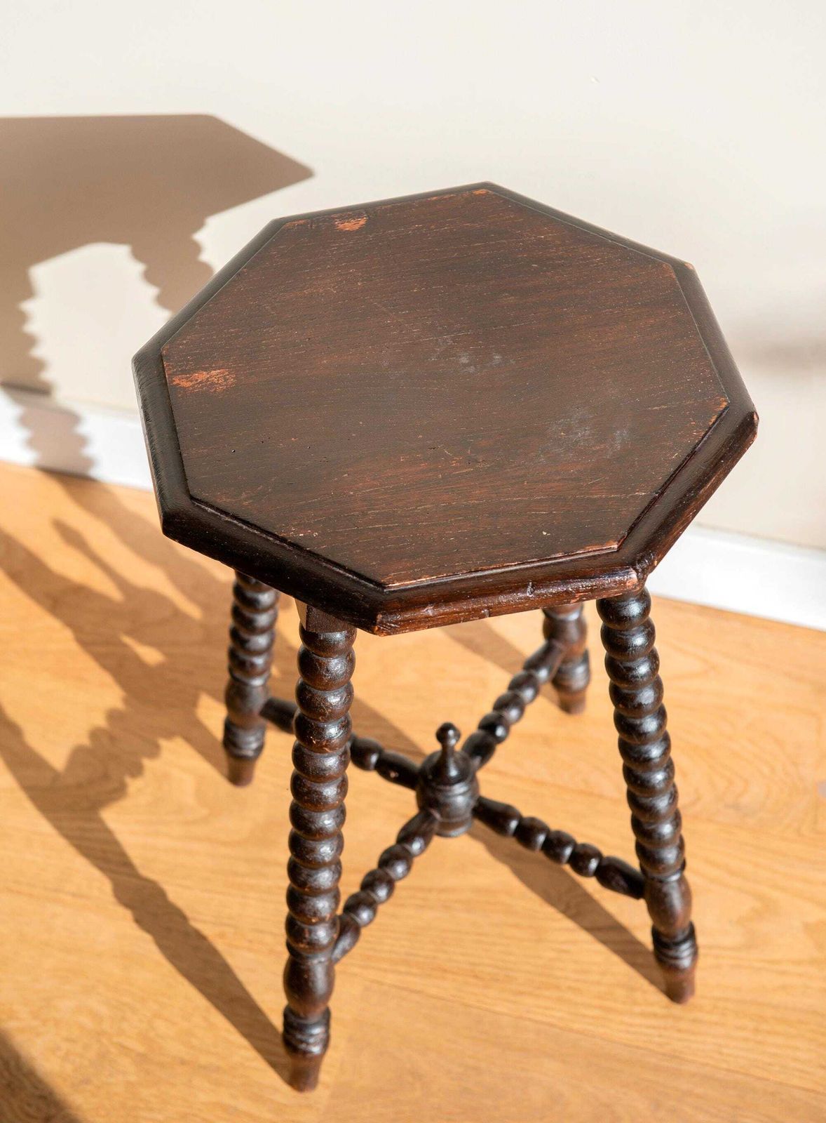 Tabouret d'époque à bobines   Table d'appoint néerlandaise en bois à pieds tournés à bobines   Sellette octogonale, vers 1900 photo furniture