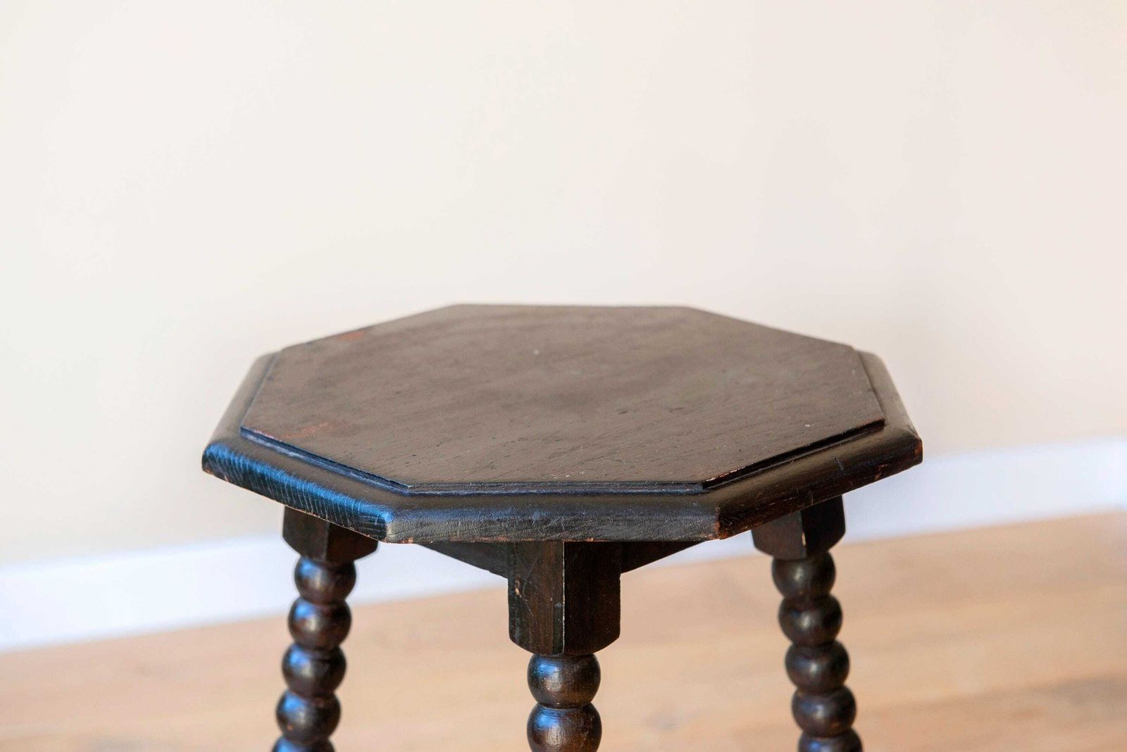 photo for sale Tabouret d'époque à bobines   Table d'appoint néerlandaise en bois à pieds tournés à bobines   Sellette octogonale, vers 1900
