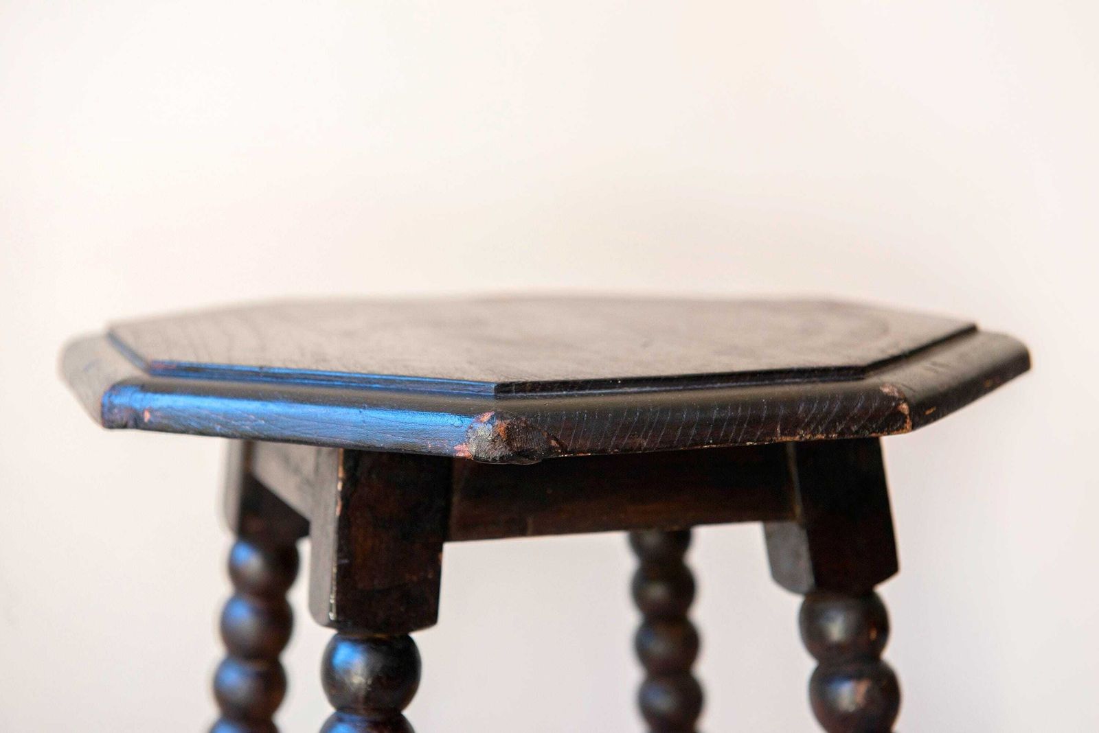 photo buy Tabouret d'époque à bobines   Table d'appoint néerlandaise en bois à pieds tournés à bobines   Sellette octogonale, vers 1900