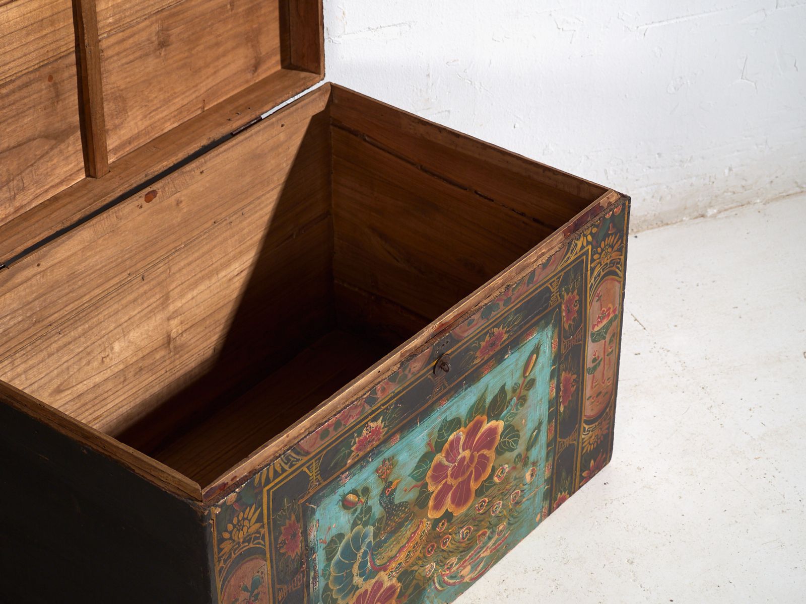 Antique Painted Chinese Trunk In Pine Wood – China, Circa 1900 photo 904.0