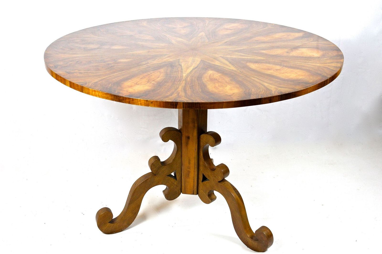 6150.0 19th Century Round Biedermeier Dining  / Center Table, Nutwood, At Ca 1835 photo