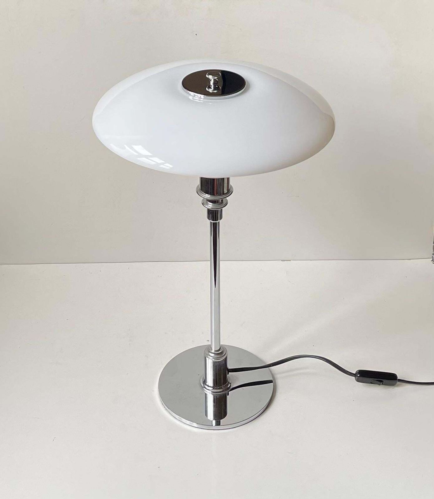 Vintage Louis Poulsen PH 3/2 tafellamp in chroom en opaalwit glas photo 994.0