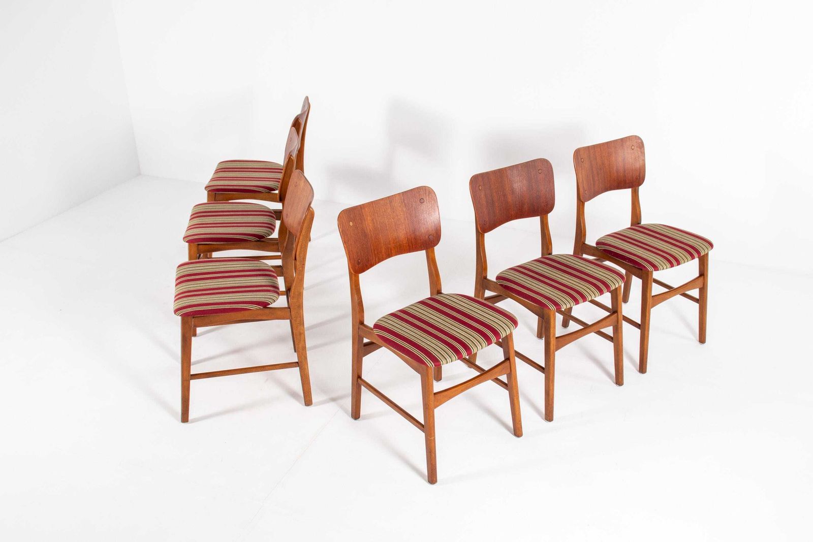 Set van zes vintage teakhouten eetkamerstoelen van Ib Kofod-Larsen, jaren 1960 photo furniture