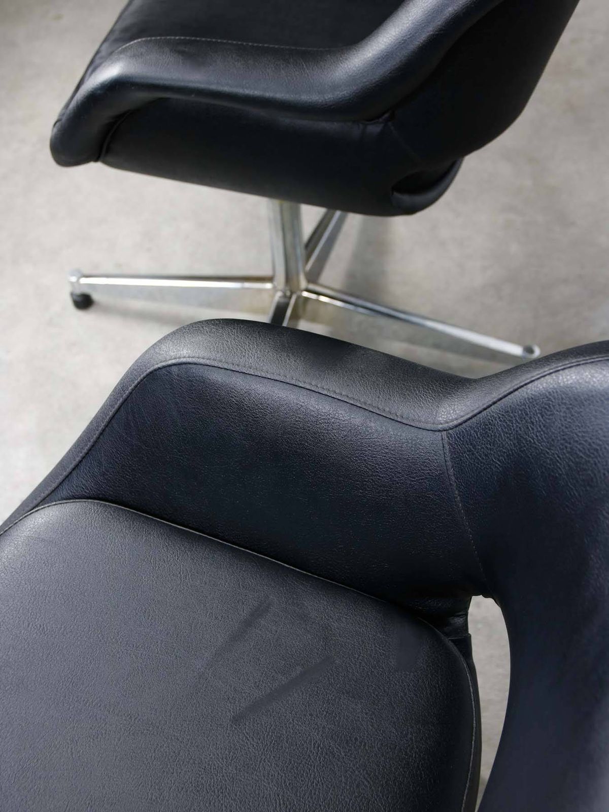 photo furniture Vintage Italian Black Leatherette And Chrome Swivel Chair