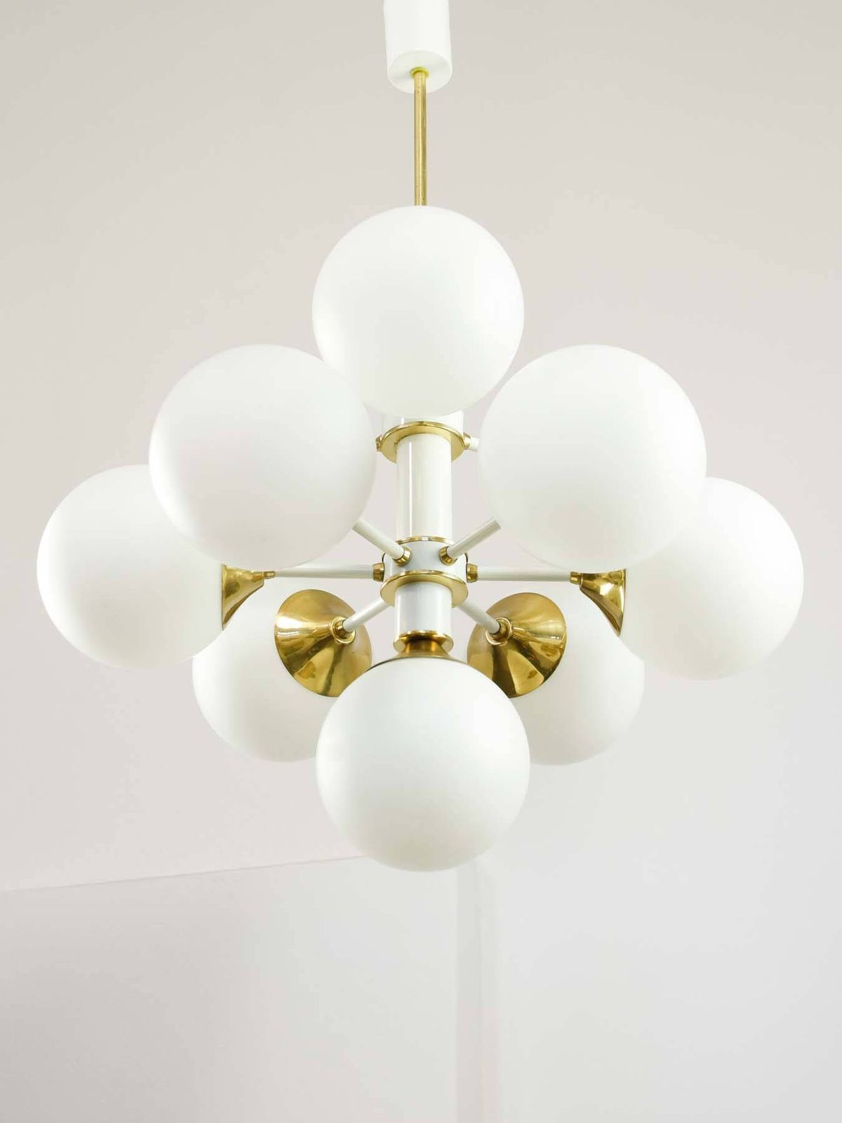Vintage Italiaanse messing en opaline 10-arms sputnik kroonluchter, jaren 1970 photo 1410.0