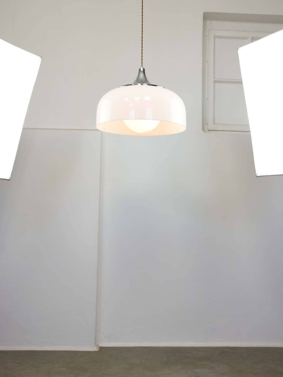 photo furniture Grote Space Age hanglamp in wit van Guzzini, jaren 1970