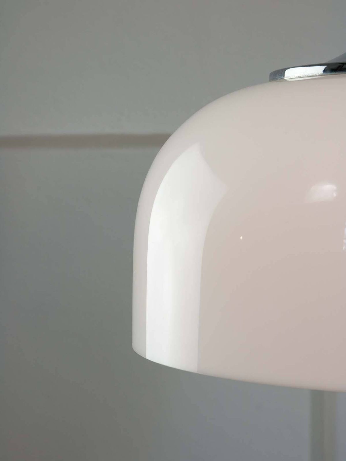 photo vinterior Grote Space Age hanglamp in wit van Guzzini, jaren 1970