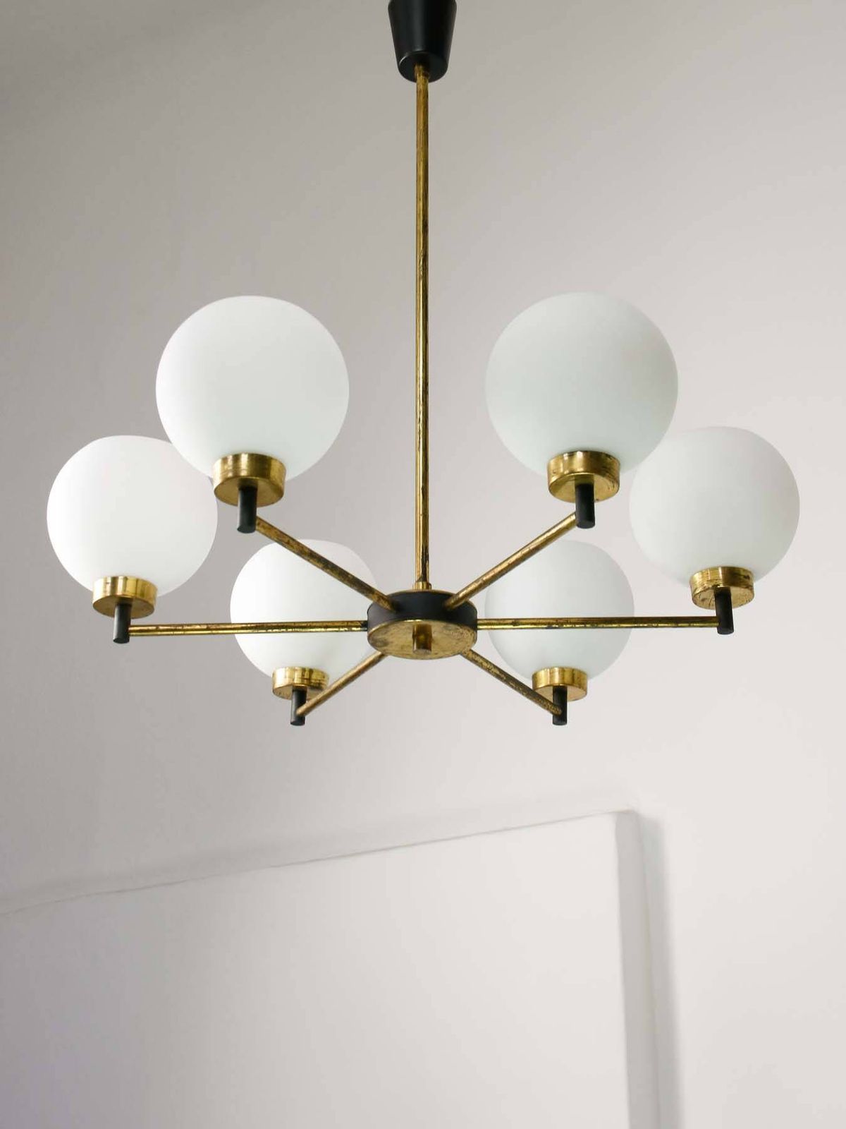 photo vinterior Mid-Century Italiaanse Messing en Opalen Hanglamp