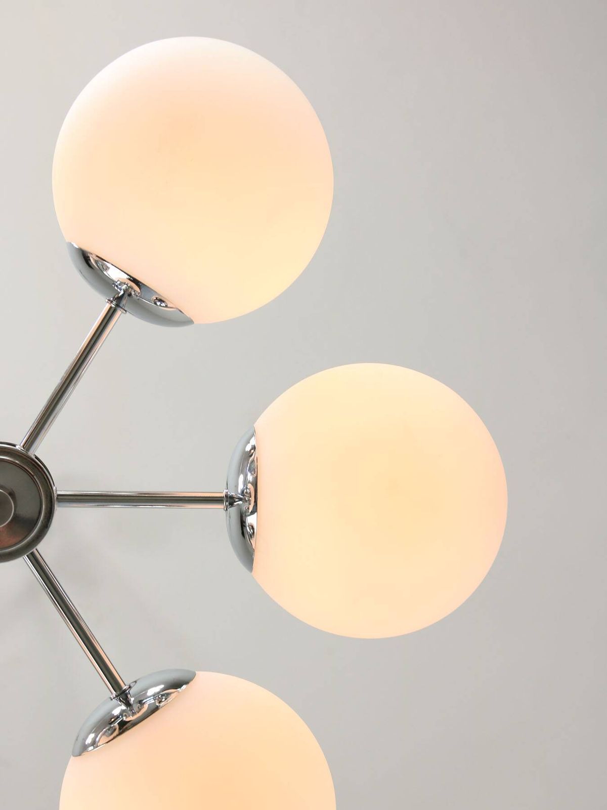 Space Age Italiaanse Sputnik Kroonluchter in Chroom en Opaal Glas, jaren 1970 photo vinterior