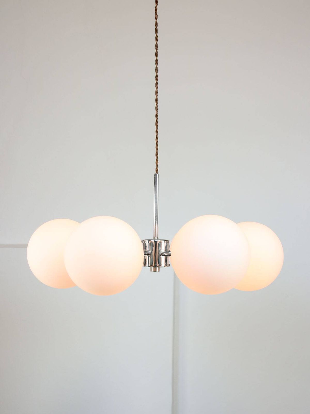 Space Age Italiaanse Sputnik Kroonluchter in Chroom en Opaal Glas, jaren 1970 photo vintage