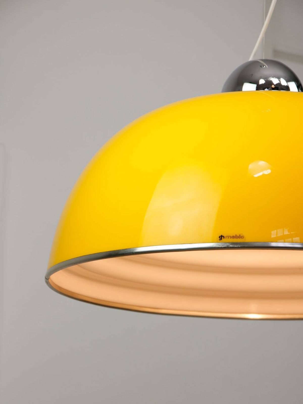 photo furniture Zeldzame grote gele Space Age hanglamp van Guzzini, jaren 1970