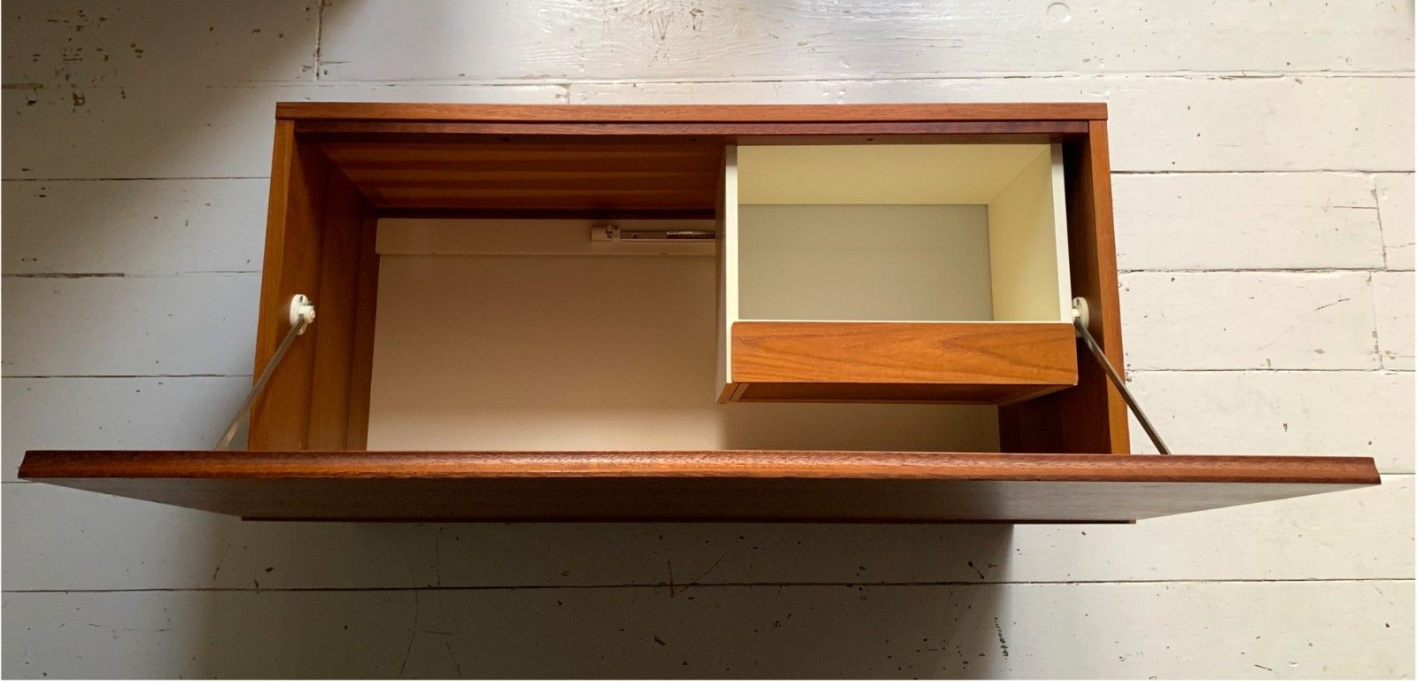 Mid Century Teak Beaver & Tapley 33 Floating Bureau / Desk / Cabinet photo vinterior