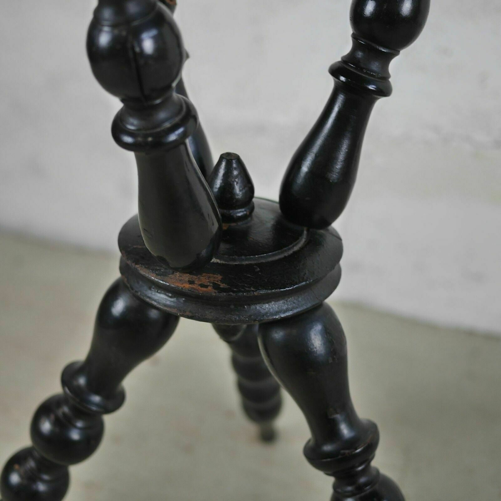 photo furniture Antique Victorian Ebonised Gypsy Octagonal Side Lamp Table Bobbin Legs Green Top
