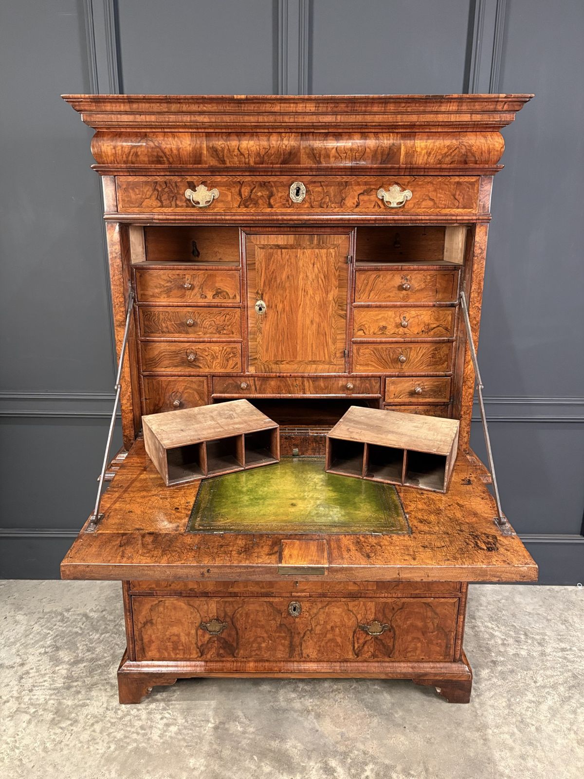 Queen Anne Walnut Secretaire Chest / Escritoire photo vinterior