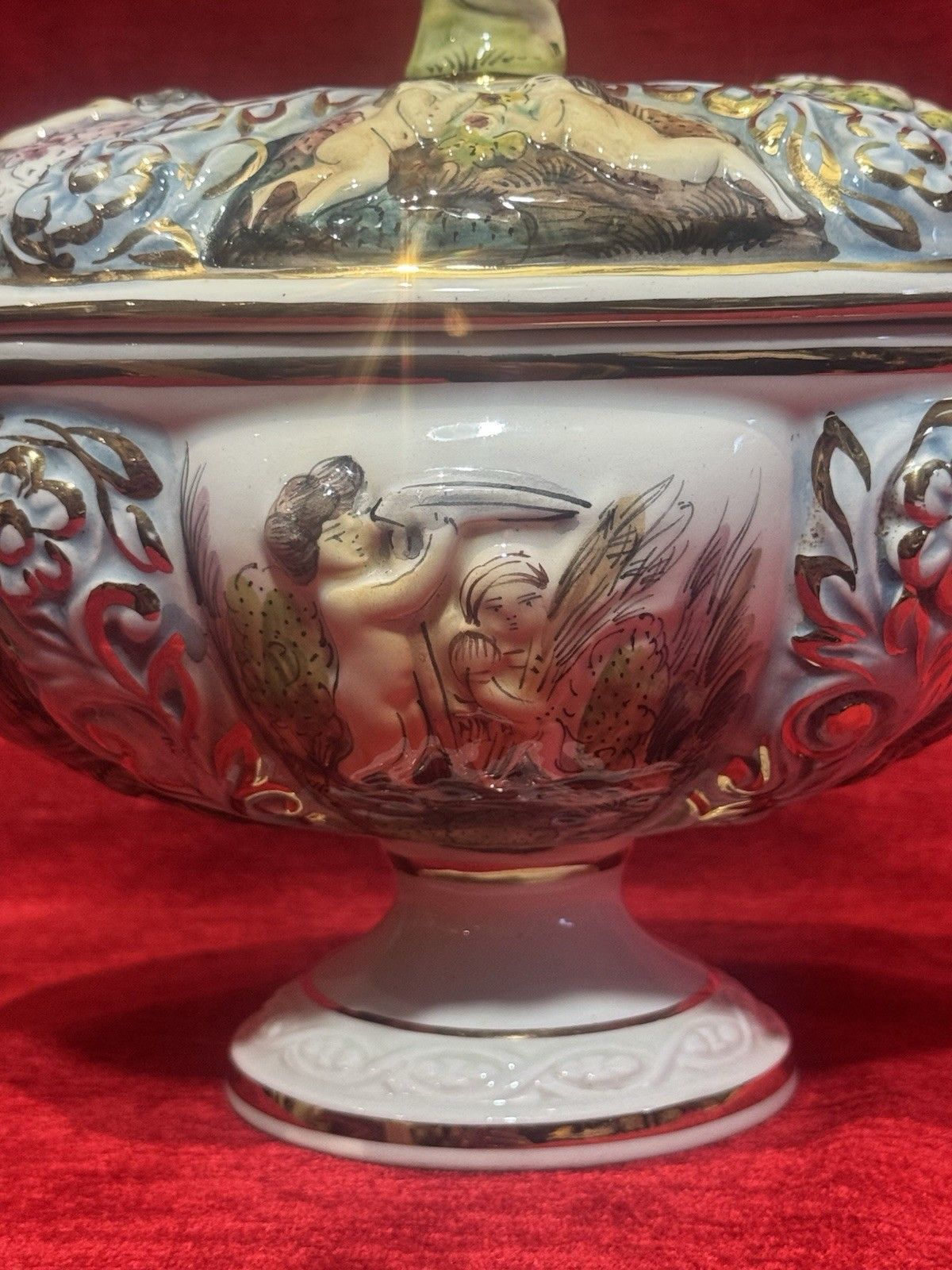 photo furniture Capodimonte Porcelain Ornemental Putti/ Floral Sprays Lidded Jardiniere Vase