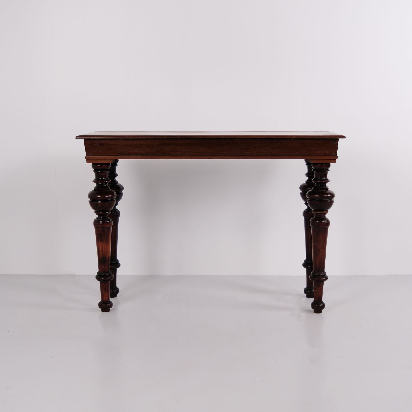 Wall Table / Console Table In Mahogany With Carved Round Legs From The 1880s
