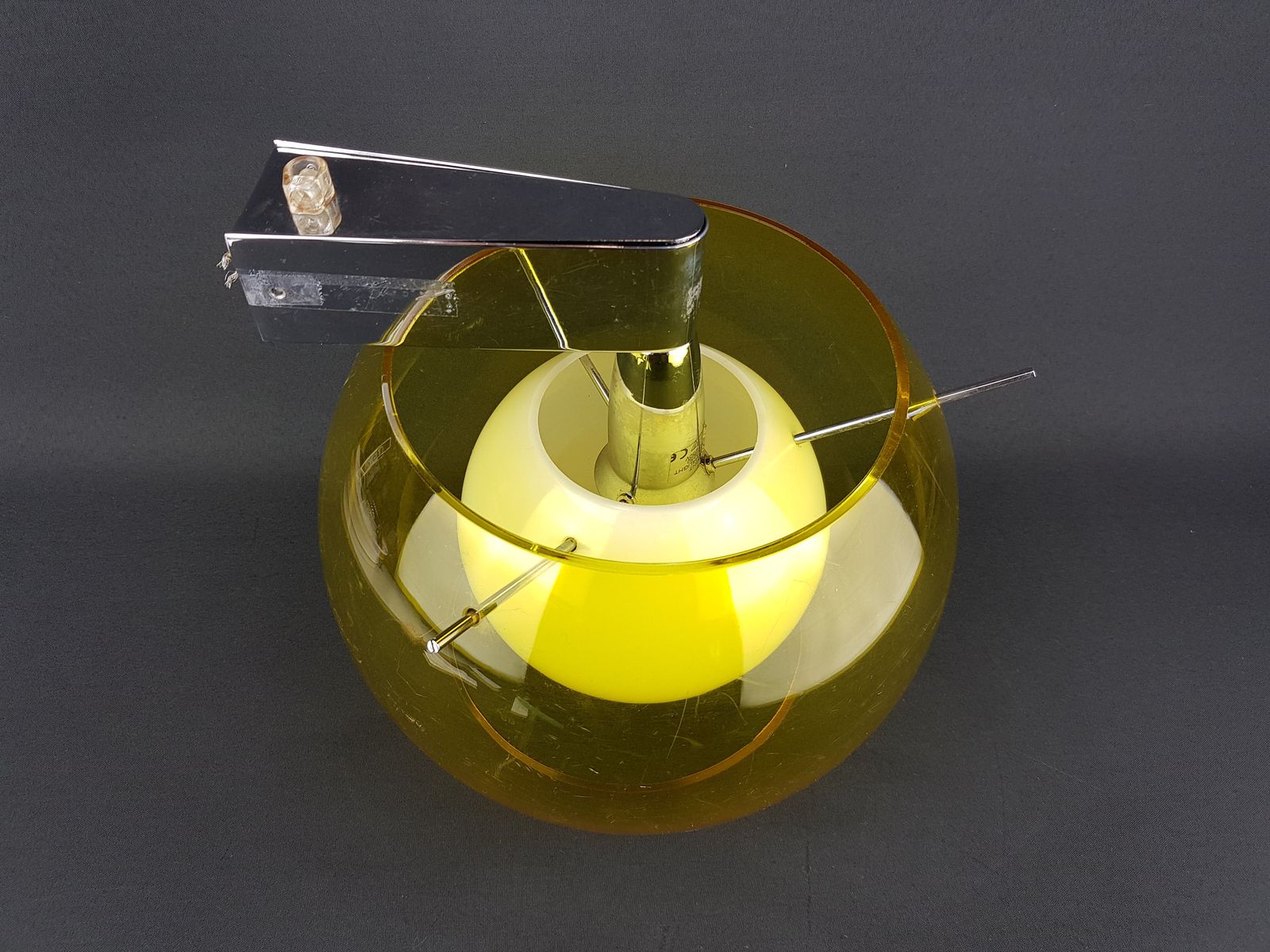 Vintage Rossetti Italy Gele Wandlamp – Mid-Century Modern Kunststof Wandlamp – Italiaans Design jaren 1970 photo for sale