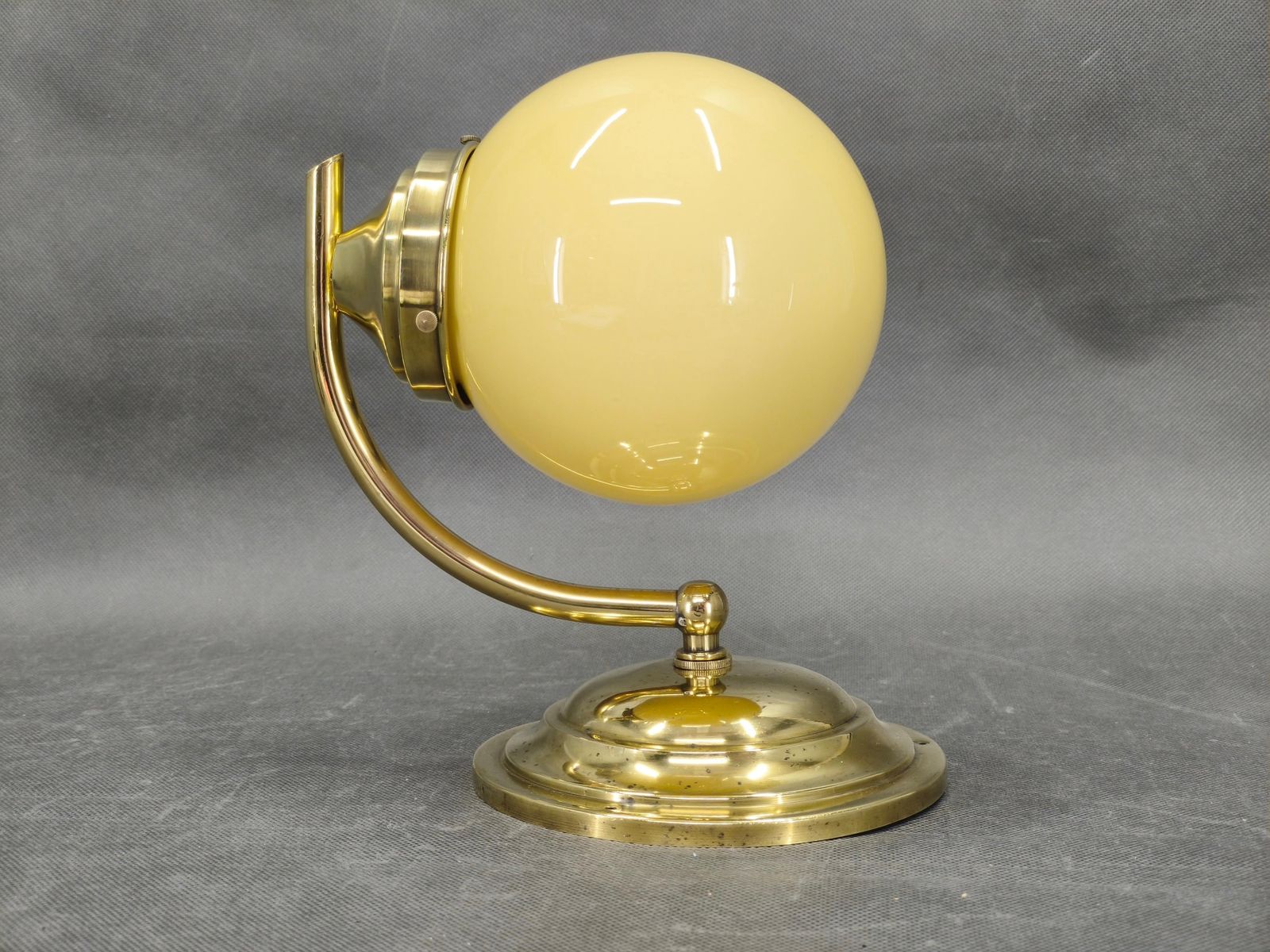 Tsjechische art deco wandlamp van messing en champagneglas, jaren 1930 photo furniture