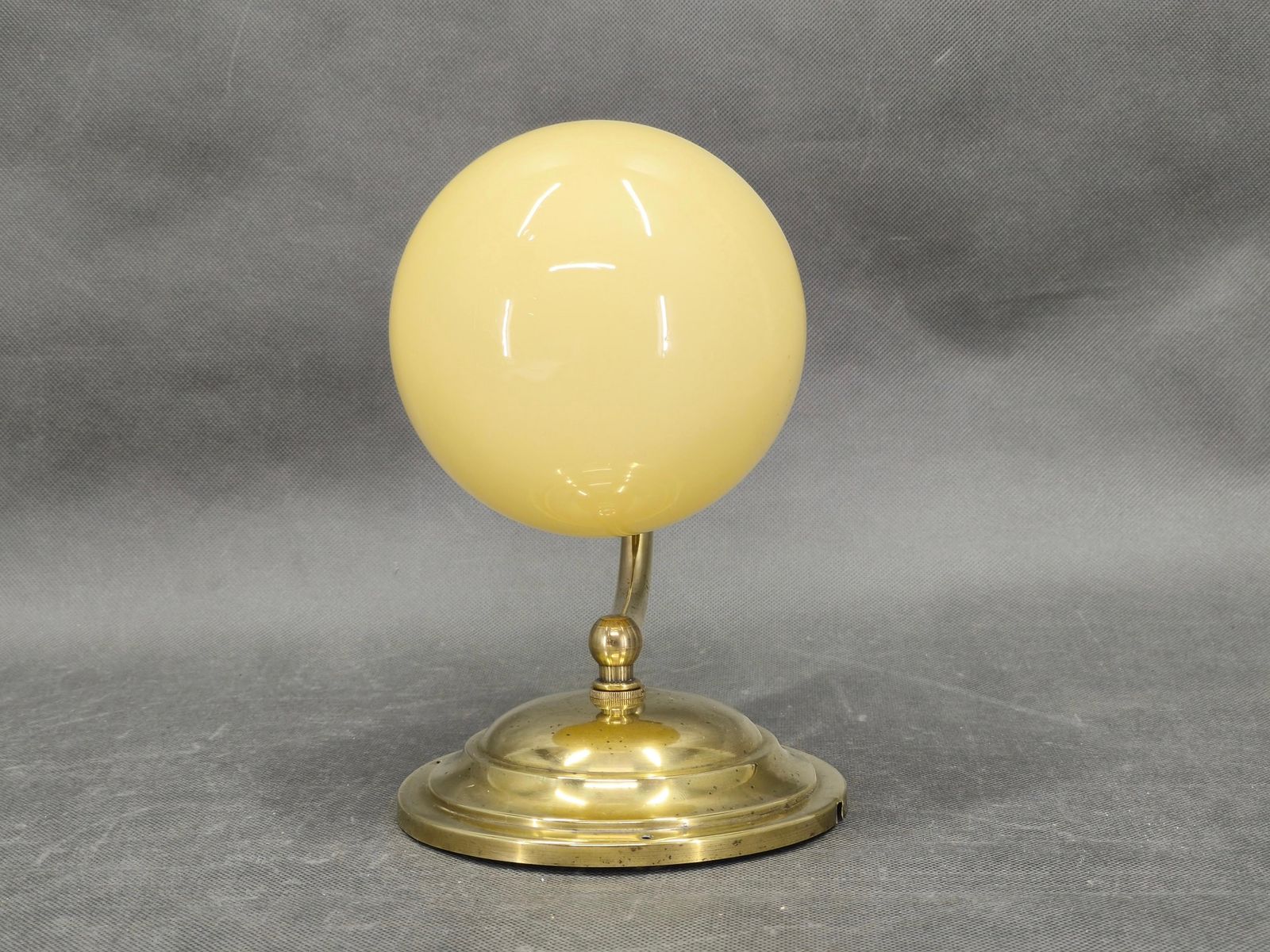 photo furniture Tsjechische art deco wandlamp van messing en champagneglas, jaren 1930