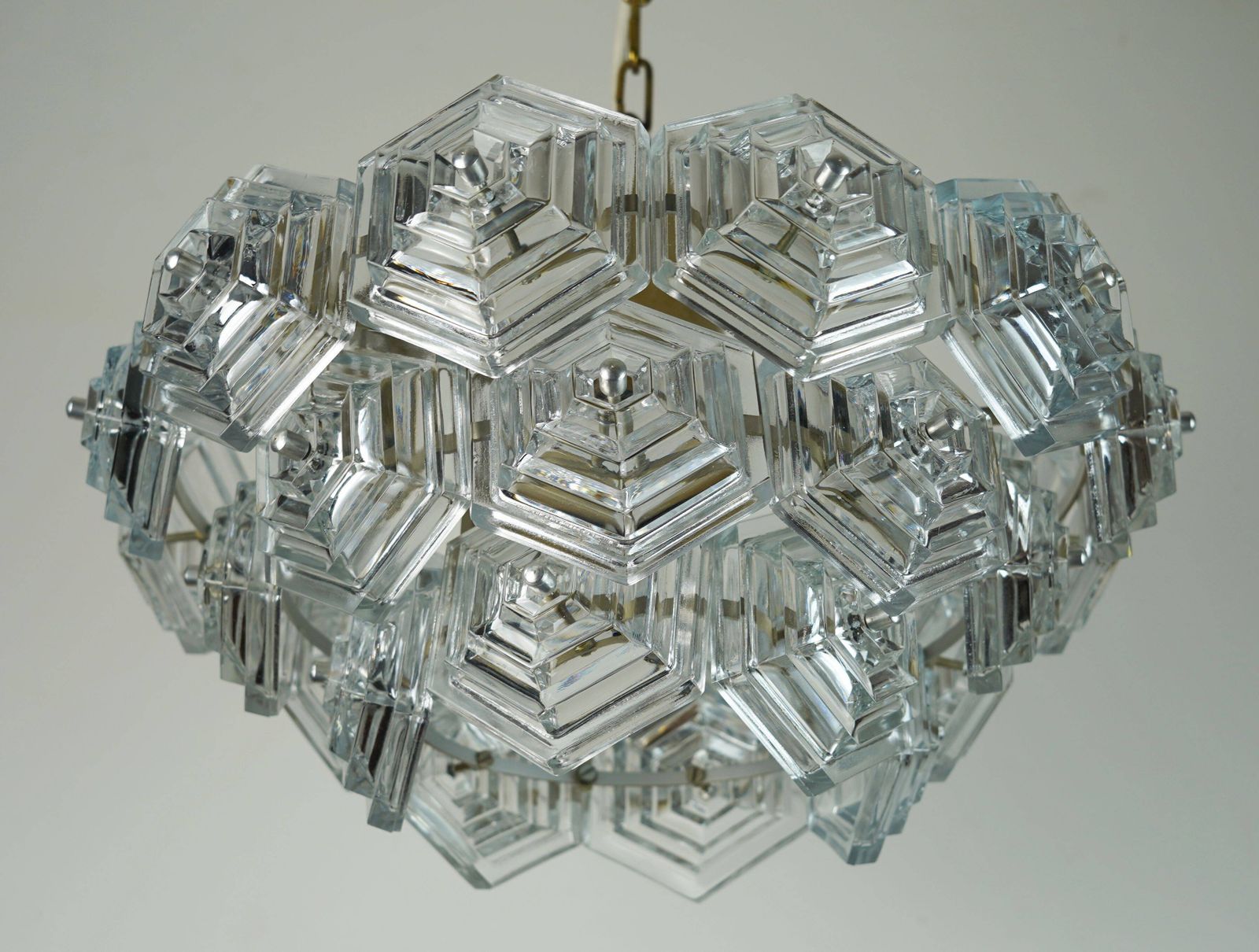 Mid-Century stijl hanglamp met 3 niveaus en 27 zeshoekige glaspanelen, ca. jaren 1960–70. photo for sale