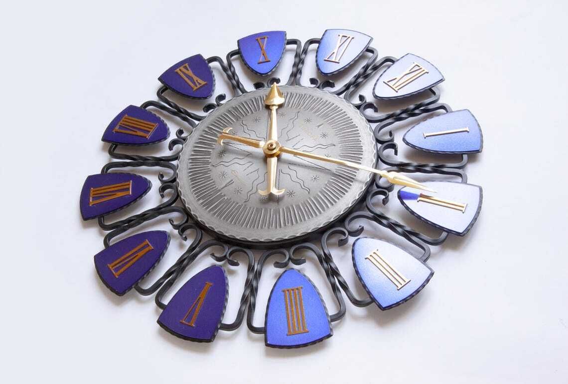 1960s Europa Smeedijzeren Wandklok Mid-Century Atomic Duitsland Modernisme Starburst Junghans Blauw Goud photo vintage