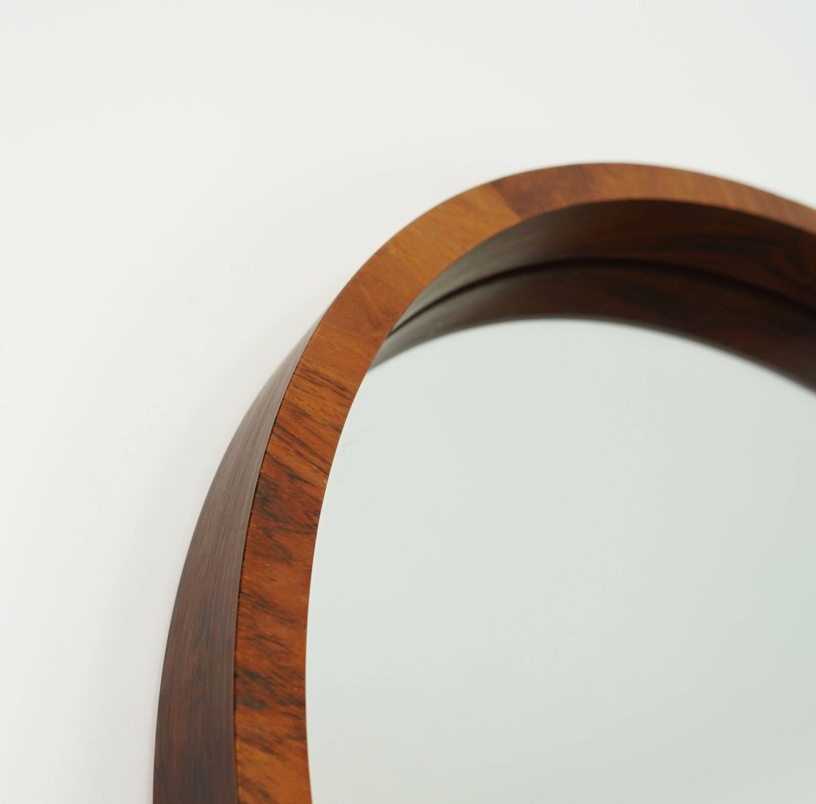 Pagina 1 van 10 Grote Deense Modern wandspiegel met palissanderhouten lijst, jaren 1960 photo furniture