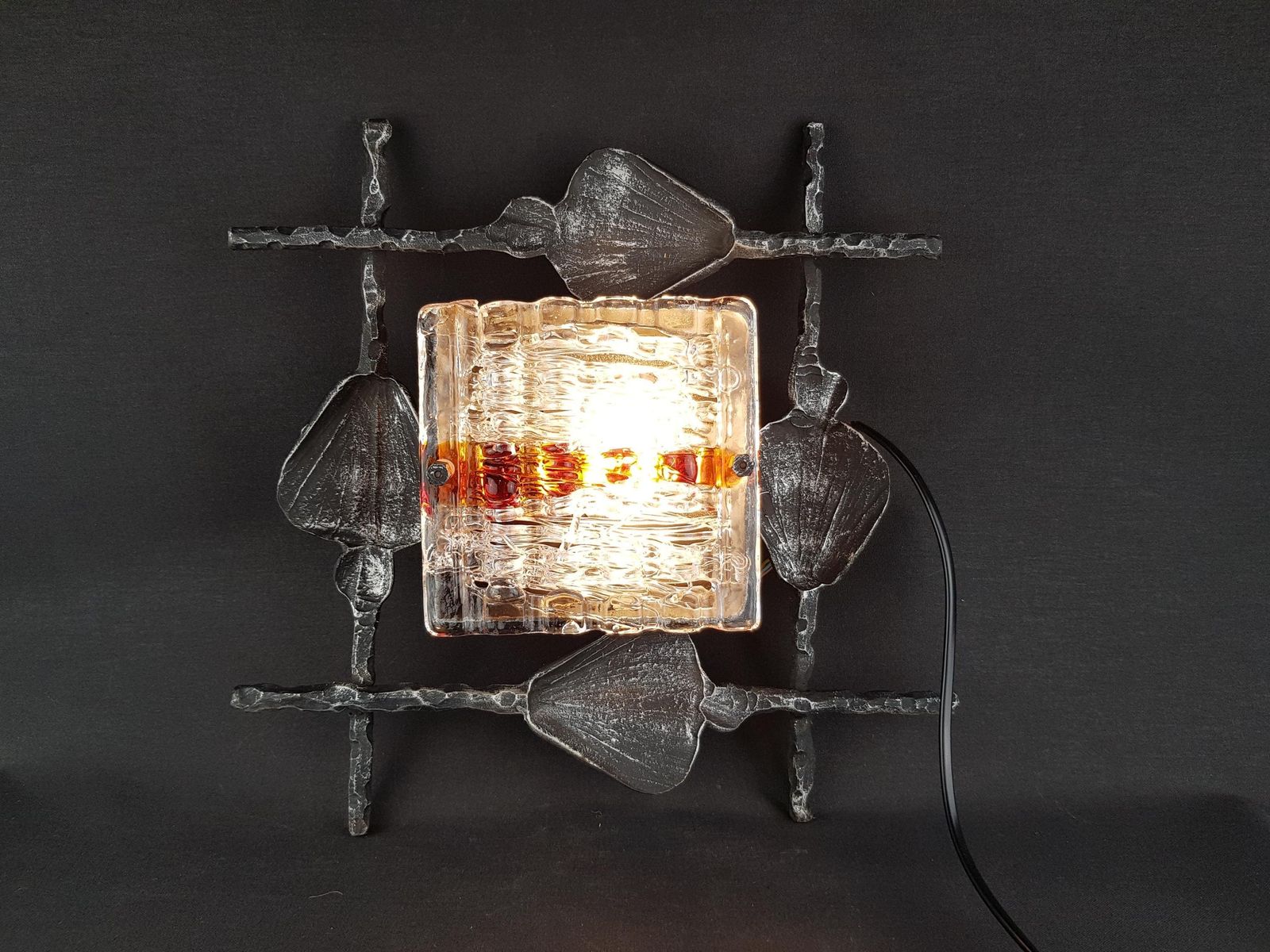 Vintage Tom Ahlström & Hans Ehrlich Brutalist wandlamp, smeedijzer en artistiek glas, Zweden, jaren 1960 photo Verlichting