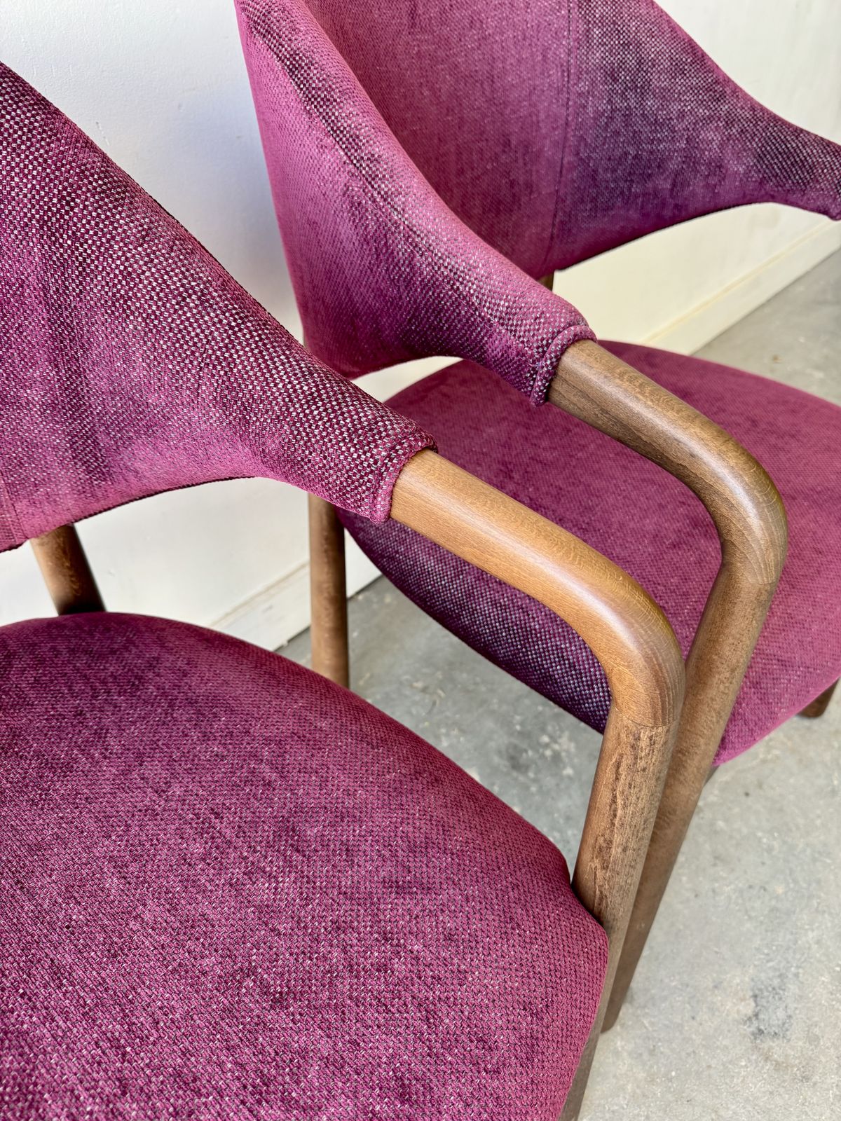 Furniture Pair Of Purple Velvet Dining Chairs With Arms By Casa Padrino photo